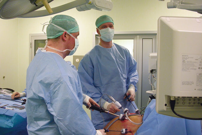 Kirurgene Kristinn Eiriksson (t.v.) og Kjartan Stormark (t.h.) utfører laparoskopisk gastric bypass på Stavanger Universitetssjukehus.